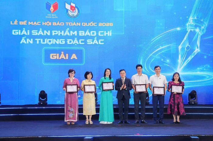 Tổng Biên tập Báo Tin tức và Dân tộc Ninh Hồng Nga (bìa trái) và Tổng Biên tập Báo Điện tử VietnamPlus Trần Tiến Duẩn (thứ hai từ phải sang) nhận giải thưởng. (Ảnh: Hoài Nam/Vietnam+)
