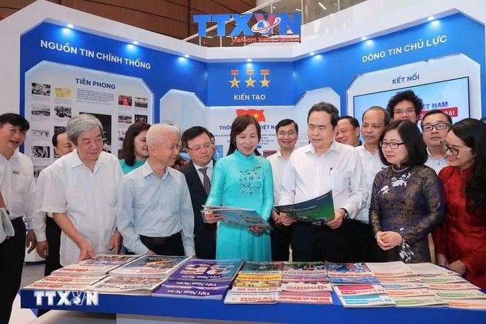 Chủ tịch Quốc hội Trần Thanh Mẫn tham quan không gian trưng bày của TTXVN trong Hội Báo toàn quốc 2026. (Ảnh: TTXVN phát)