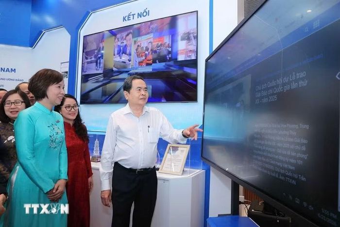 Chủ tịch Quốc hội Trần Thanh Mẫn tham quan không gian trưng bày của TTXVN trong Hội Báo toàn quốc 2026. (Ảnh: TTXVN)