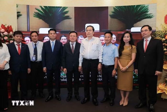 Chủ tịch Quốc hội Trần Thanh Mẫn tham quan không gian trưng bày tại Hội Báo toàn quốc 2026. (Ảnh: TTXVN)
