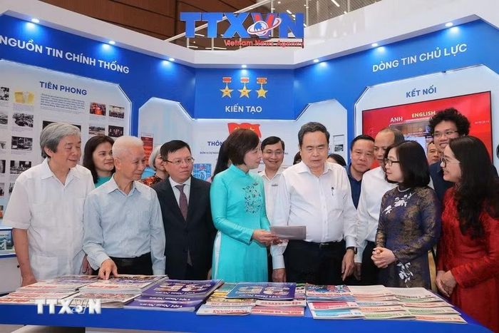 Chủ tịch Quốc hội Trần Thanh Mẫn tham quan không gian trưng bày của TTXVN trong Hội Báo toàn quốc 2026. Ảnh: TTXVN) 