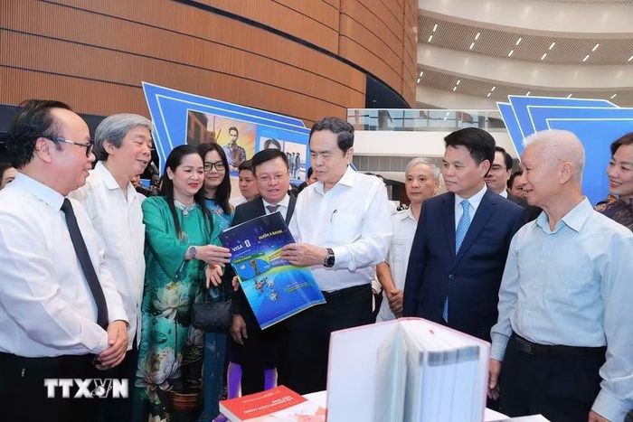 Chủ tịch Quốc hội Trần Thanh Mẫn tham quan không gian trưng bày tại Hội Báo toàn quốc 2026. (Ảnh: TTXVN phát)