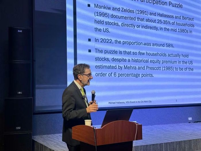 Michael Haliassos, Giáo sư nghiên cứu tại Goethe University Frankfurt và Giám đốc Mạng lưới Tài chính Hộ gia đình châu Âu (CEPR European Network on Household Finance) phát biểu tại hội thảo. (Ảnh: PV/Vietnam+)