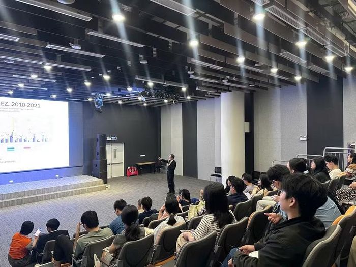 Toàn cảnh Tọa đàm “Trao quyền cho hộ gia đình tích lũy tài sản thông qua sự tham gia vào thị trường tài chính: Bài học từ Tài chính Hộ gia đình”. (Ảnh: PV/Vietnam+)