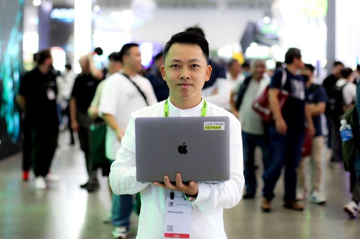 Khương Nha, phóng viên Trung tâm Phát triển Nội dung số của báo Thanh Niên, đang tác nghiệp tại sự kiện công nghệ. Ảnh: NVCC