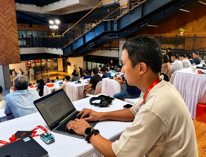 Lê Mỹ, Biên tập viên Ban Kinh tế - Công nghệ báo Vietnamnet, đang tác nghiệp tại hội nghị. Ảnh: NVCC