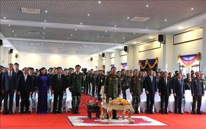 Các đại biểu thực hiện nghi thức chào cờ tại Lễ kỷ niệm 49 năm Ngày tưởng niệm Hành trình hướng tới lật đổ chế độ diệt chủng Pol Pot. Ảnh: Huỳnh Thảo/PV TTXVN tại Campuchia
