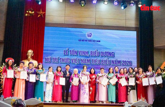 Lễ Tôn vinh và biểu dương hội viên, nữ trí thức Việt Nam tiêu biểu do Hội Nữ trí thức Việt Nam tổ chức hồi tháng 6/2026.