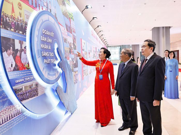 Các đồng chí lãnh đạo Đảng, Nhà nước tham quan không gian triển lãm “Dấu ấn và khát vọng trong kỷ nguyên mới” tại Đại hội đại biểu phụ nữ toàn quốc lần thứ XIV.