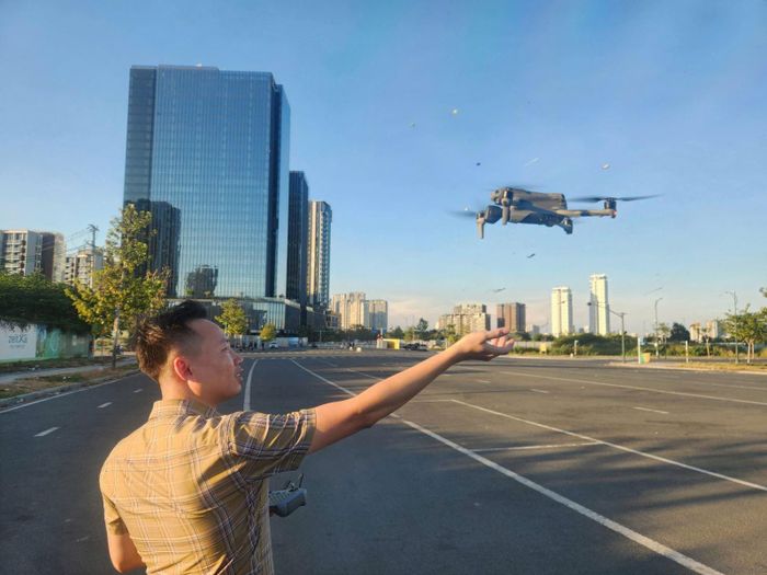Nhà báo Thạc Hiếu dùng flycam để chụp phong cảnh TP Hồ Chí Minh đôỉmới sau 50 năm Giải phóng.