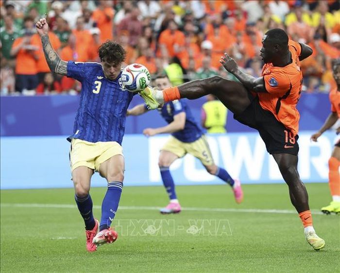Pha tranh bóng giữa tiền đạo Brian Brobbey (phải) của Hà Lan với Victor Nilsson Lindelof của Thụy Điển. Ảnh: THX/TTXVN