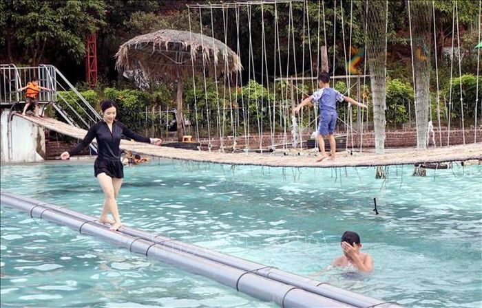 Du khách trải nghiệm các trò chơi tại điểm du lịch Đá Bạc Eco.