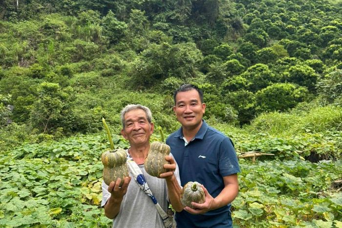 Không chỉ quảng bá du lịch, ông Tư còn giới thiệu các sản phẩm nông sản đặc trưng của địa phương, hỗ trợ người dân mở rộng đầu ra cho sản phẩm. Ảnh: NVCC.