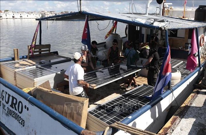 Bốc, dỡ hàng hóa viện trợ nhân đạo tại cảng La Habana (Cuba). Ảnh: Việt Hùng/TTXVN