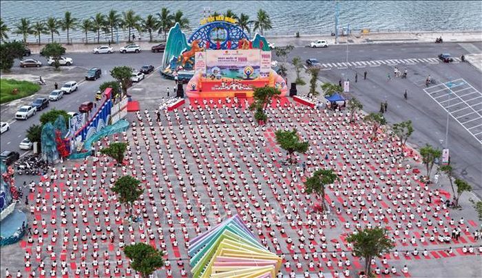 Ngày Quốc tế Yoga thu hút gần 3.000 người tham gia.
