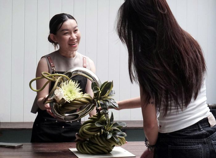 Chị Phạm Thị Diễm My (Mia Phạm) tìm thấy một cách kể chuyện mới thông qua nghệ thuật cắm hoa Ikebana sau nhiều năm học và làm báo.