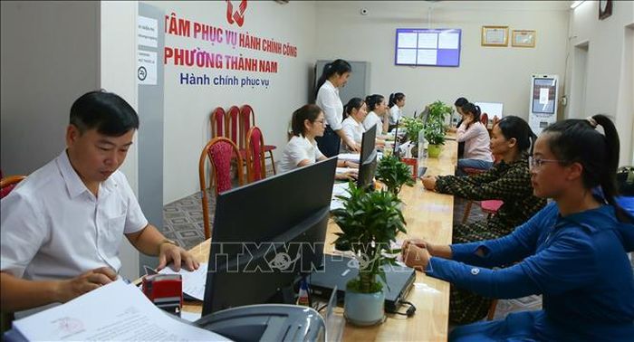 Người dân tới Trung tâm Phục vụ hành chính công phường Thành Nam (Ninh Bình) để giải quyết thủ tục hành chính. Ảnh: Công Luật/TTXVN