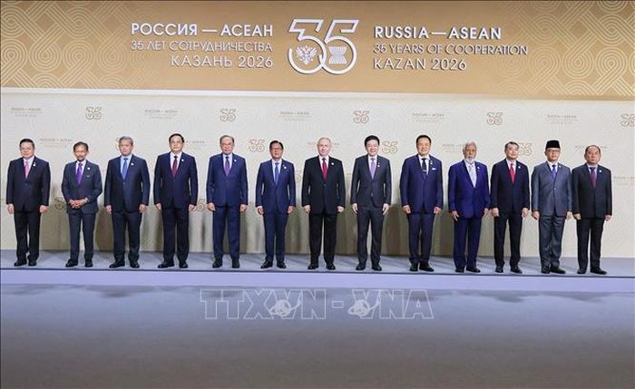 Tổng thống Nga Vladimir Putin đón Thủ tướng Chính phủ Lê Minh Hưng và Trưởng đoàn các nước tham dự Hội nghị Cấp cao Kỷ niệm 35 năm quan hệ ASEAN - Nga. Ảnh: Dương Giang/TTXVN