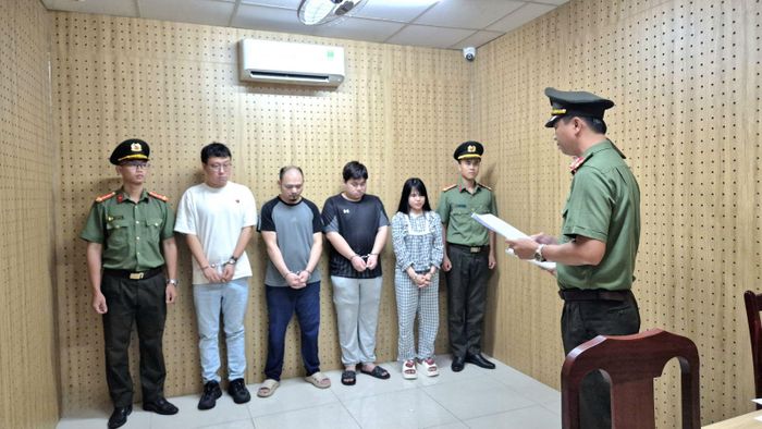 Các đối tượng bị bắt giữ tại phường Thuận Giao. Ảnh: CA