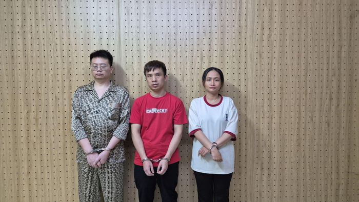 Nhóm đối tượng bị bắt giữ tại phường Hiệp Bình (từ trái sang: Fan HaiMing, Cao JiaLiang và Nguyễn Hồng Thảo Nhi).