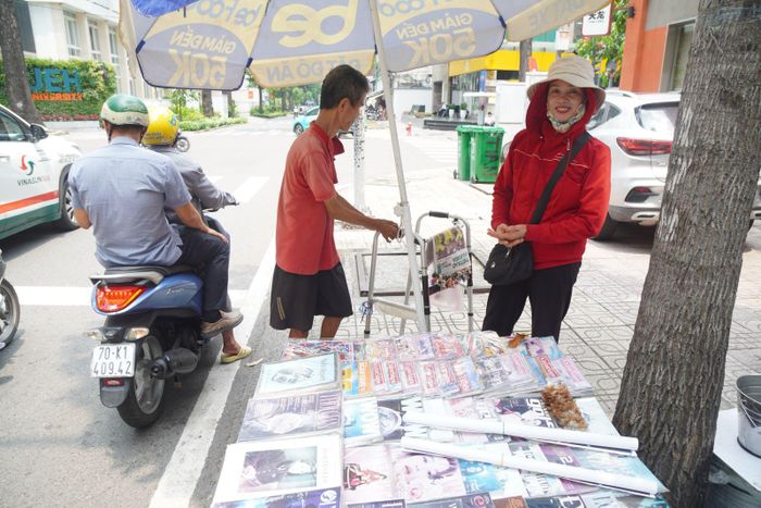 Dù báo điện tử phát triển mạnh, nhiều sạp báo tại TP Hồ Chí Minh vẫn duy trì hoạt động, góp phần gìn giữ văn hóa đọc báo của người dân thành phố.