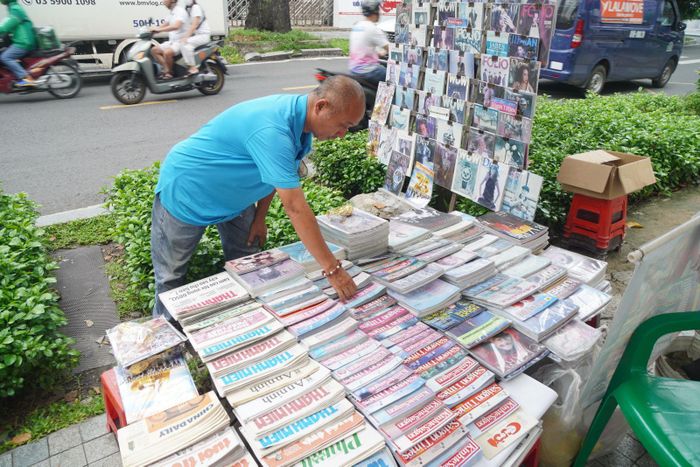 Ông Nguyễn Văn Hùng vẫn đều đặn mở sạp báo nhỏ trước cổng Trường Đại học Kinh tế TP Hồ Chí Minh.