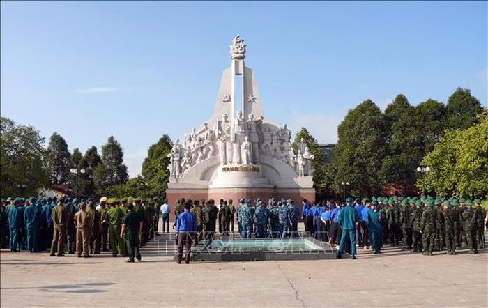 Cán bộ, chiến sĩ, đoàn viên, thanh niên các lực lượng vũ trang tham gia lễ dâng hương tại Tượng đài Chiến khu Vĩnh Lợi trong Ngày hoạt động cao điểm “20 năm Hành quân xanh - Dấu chân tình nguyện, vì nhân dân phục vụ”.