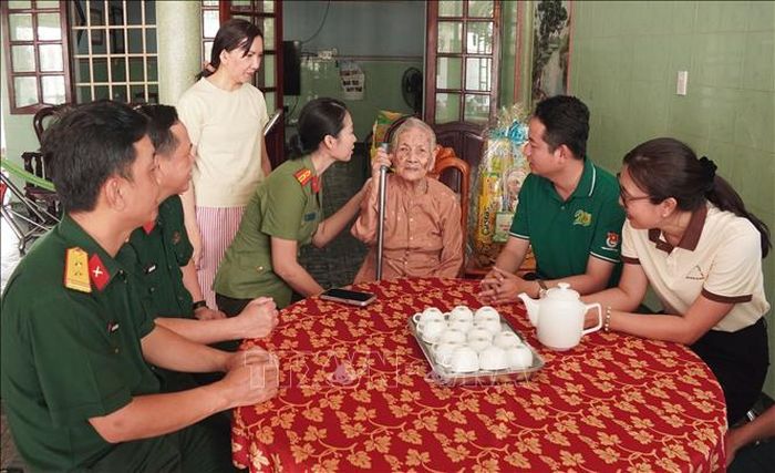 Đại diện Ban Tổ chức chương trình thăm, tặng quà Mẹ Việt Nam Anh hùng Đoàn Thị Chèo, phường Vĩnh Tân nhân Ngày hoạt động cao điểm kỷ niệm 20 năm Chiến dịch tình nguyện Hành quân xanh.