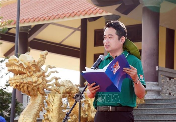 Anh Lê Tuấn Anh, Phó Bí thư Thành Đoàn, Chủ tịch Hội Liên hiệp Thanh niên Việt Nam TP Hồ Chí Minh phát biểu tại Ngày hoạt động cao điểm “20 năm Hành quân xanh - Dấu chân tình nguyện, vì nhân dân phục vụ”.