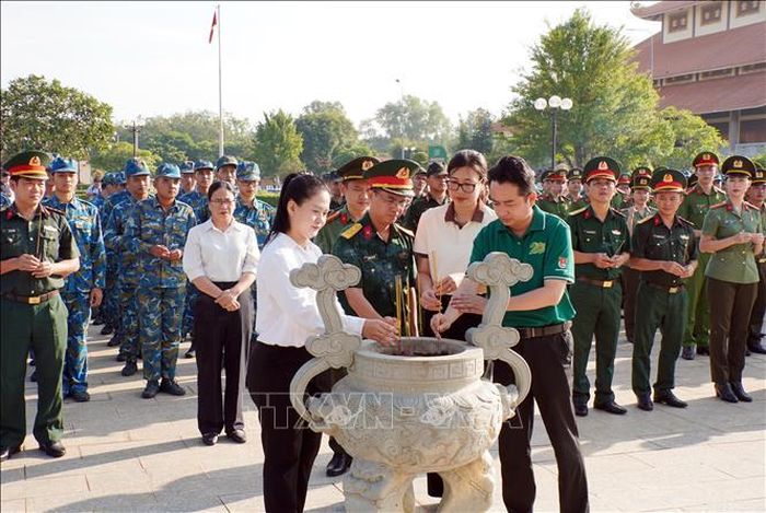 Đại biểu cùng cán bộ, chiến sĩ, đoàn viên, thanh niên dâng hương tưởng niệm các Anh hùng liệt sĩ tại Tượng đài Chiến khu Vĩnh Lợi.