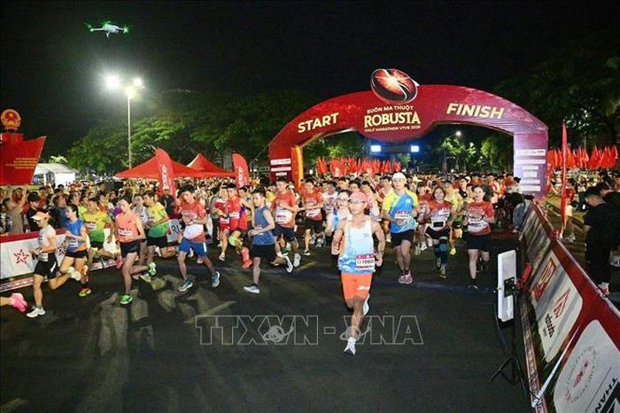 Vận động viên tranh tài ở cự ly 10km xuất phát. Ảnh: TTXVN phát