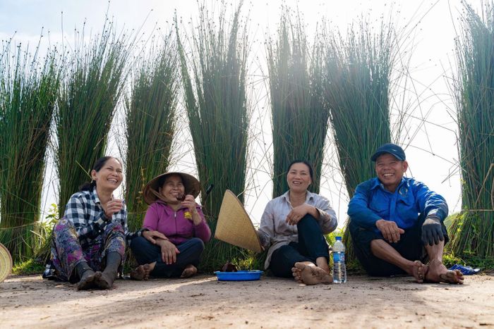 Niềm vui của những người nông dân khi biến các sản phẩm dân dã quê hương thành hàng hóa có giá trị cao, tạo sinh kế bền vững.
