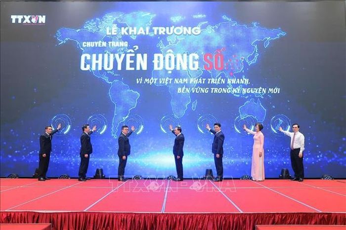 Các đại biểu thực hiện nghi thức khai trương Chuyên trang thông tin "Chuyển động số" của TTXVN, chiều 19/6/2026. Ảnh: Minh Quyết/TTXVN