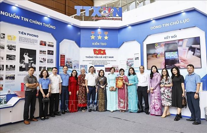 Các đại biểu tại gian trưng bày của TTXVN dự Hội báo toàn quốc 2026. Ảnh: Doãn Tấn/TTXVN