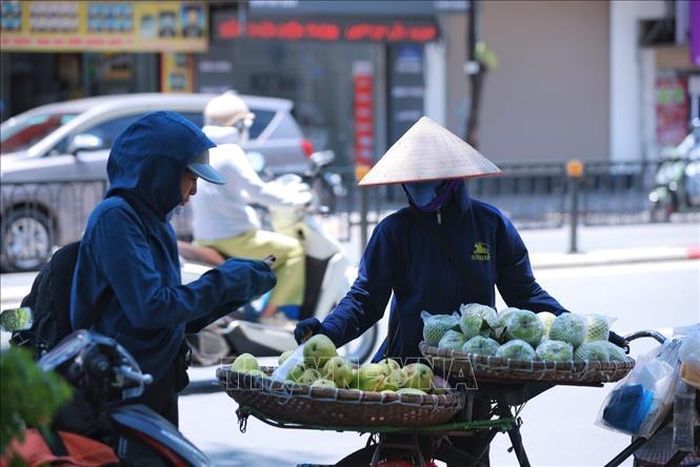 Nền nhiệt cao cùng không khí oi bức khiến việc mưu sinh của người lao động thêm nhọc nhằn.