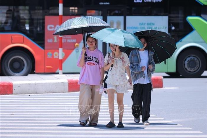 Người dân tìm mọi cách che chắn chống nắng, nóng khi phải di chuyển trên đường Tây Sơn.