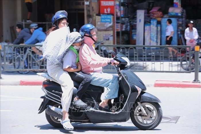 Che chắn chống nắng cho trẻ khi phải di chuyển ngoài trời.