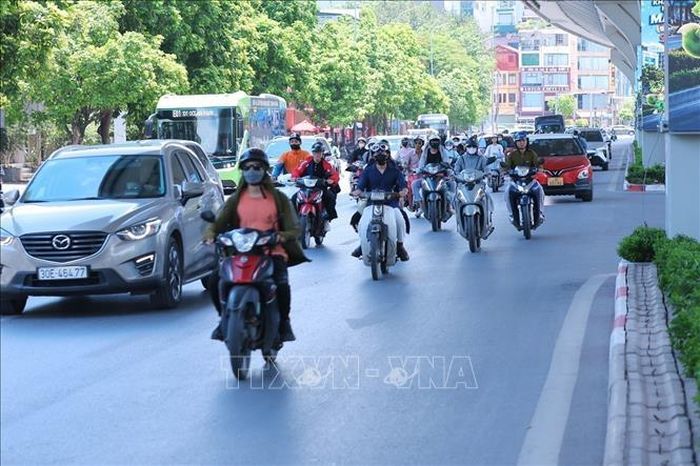 Dưới nền nhiệt ngoài trời vượt 40 độ C, nhiều người đi xe máy có xu hướng di chuyển vào khu vực bên trái đường Trường Chinh - nơi bóng râm dọc tuyến đường để tránh nắng.