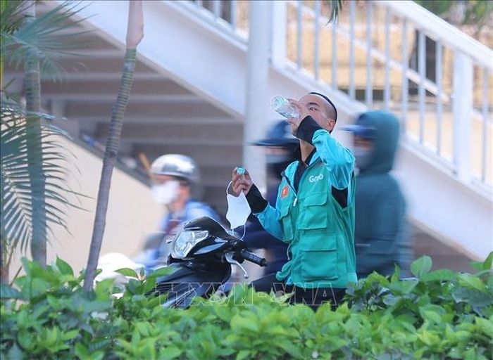 Người lao động ngoài trời phải làm việc dưới nền nhiệt cao cùng không khí oi bức khiến công việc trở nên nhọc nhằn hơn, cần bổ sung đầy đủ nước tránh nguy cơ mất nước sốc nhiệt.