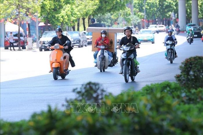 Dưới nền nhiệt ngoài trời vượt 40 độ C, nhiều người đi xe máy có xu hướng di chuyển vào khu vực bên trái đường Trường Chinh - nơi bóng râm dọc tuyến đường để tránh nắng.