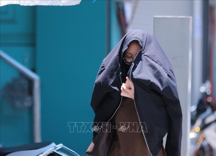 Người dân tìm mọi cách che chắn chống nắng, nóng khi phải di chuyển ngoài trời.
