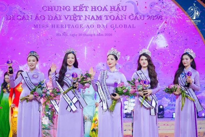 Top 5 cuộc thi (từ trái qua): Á hậu 4, Á hậu 3, Hoa hậu hậu, Á hậu 2 và Á hậu 1.
