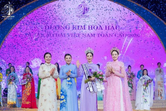 Từ trái qua: NTK Cao Thu Vân, Trưởng BTC; Ths Đàm Hương Thủy, Nhà sáng lập cuộc thi và Hoa hậu Biển đảo 2025 Nguyễn Thị Mỹ Linh trong phần trao vương miện cho tân Hoa hậu.