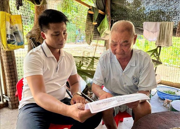 Phóng viên Thế Anh (Báo và Phát thanh, truyền hình Hải Phòng) (bên trái) trao đổi với nhân vật trong quá trình tác nghiệp. Ảnh: TTXVN phát