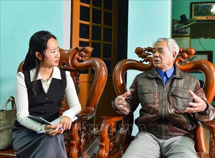 Phóng viên Phong Tuyết (Báo và Phát thanh, truyền hình Hải Phòng) tác nghiệp. Ảnh: TTXVN phát