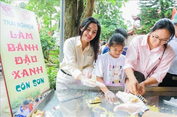 Phụ trách thông tin lĩnh vực văn hóa, thể thao và du lịch, phóng viên Minh Khuê (Báo và Phát thanh, truyền hình Hải Phòng) chia sẻ trong 1 năm qua kể từ khi sáp nhập, chị được đặt chân đến những nơi trước đây chưa có điều kiện tìm hiểu sâu và mỗi chuyến đi mở ra những câu chuyện mới, giá trị văn hóa mới và mang lại những rung cảm rất riêng. Ảnh: Mạnh Minh/TTXVN