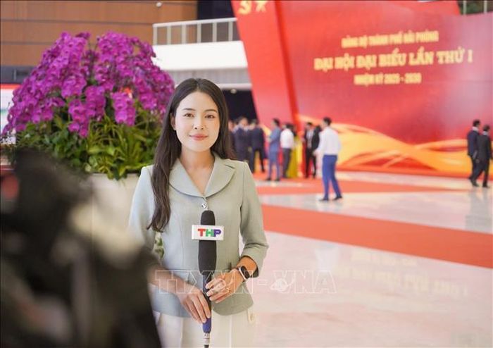 Phóng viên Minh Khuê (Báo và Phát thanh, truyền hình Hải Phòng) đưa tin tại Đại hội đại biểu Đảng bộ thành phố Hải Phòng lần thứ nhất, nhiệm kỳ 2025 - 2030. Ảnh: TTXVN phát