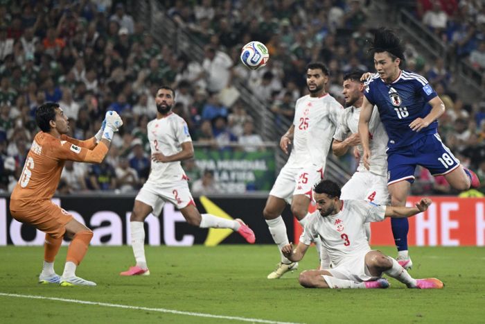 Khả năng đánh đầu của Ueda được cải thiện đáng kể nhờ Van Persie. Ảnh AFP