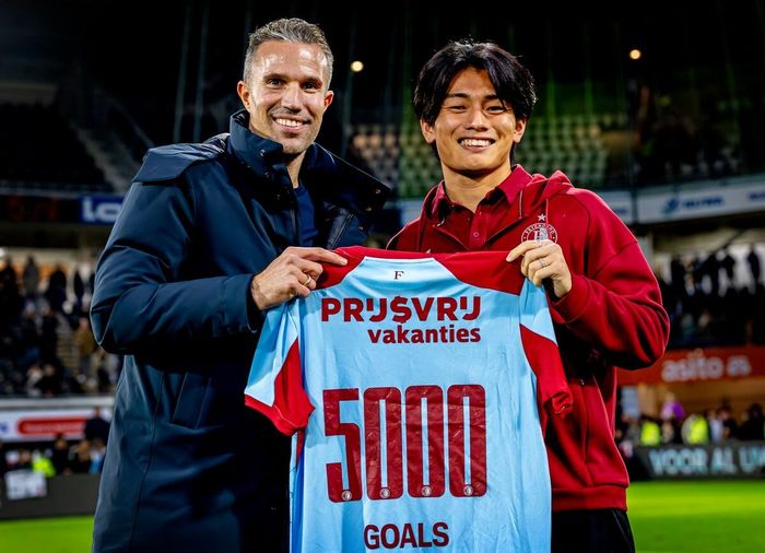 Van Persie không chỉ giúp Ueda cải thiện kỹ năng ghi bàn mà còn thay đổi tư duy chơi bóng. Ảnh Feyenoord Rotterdam FC