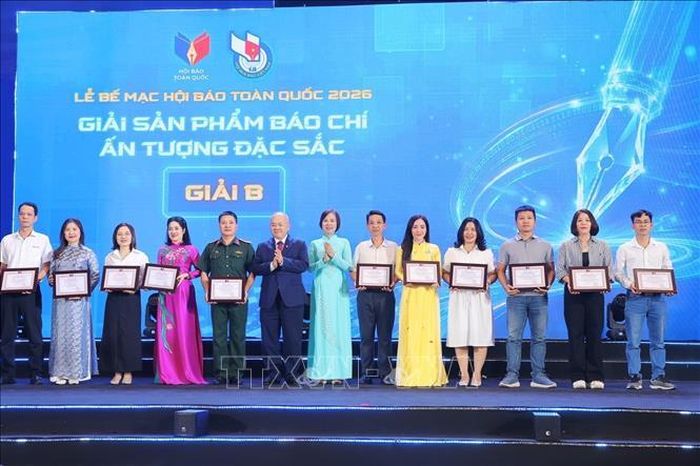 Ban tổ chức trao Giải "Sản phẩm báo chí ấn tượng đặc sắc". Ảnh: Minh Quyết/TTXVN
